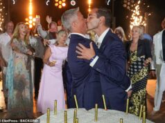 Bývalá manželka Ralfa Schumachera naňho mieri so zahaleným závojom ohľadom prvej homosexuálnej svadby F1, keď sa objavia nové fotografie Michaelovho brata (50), ktorý si berie 36-ročného milenca – a okázalá afterparty Ralf Schumacher (vľavo) a jeho nový manžel Etienne Bousquet-Cassagne (vpravo) sa bozkávajú