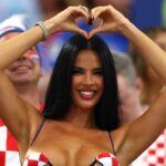 Ivana Knoll pre Daily Star Sport povedala, že jej neuveriteľné oblečenie na majstrovstvá sveta sú ručne vyrobené