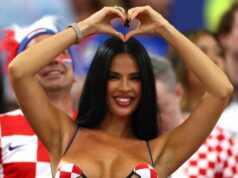 Bývalá miss Chorvátsko zdieľa tajomstvá sexi outfitov a „vražedného“ korzetu vyrobeného len pre Anglicko Ivana Knoll pre Daily Star Sport povedala, že jej neuveriteľné oblečenie na majstrovstvá sveta sú ručne vyrobené