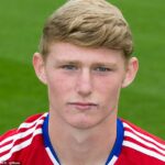 Renton postúpil cez Boro's mládežnícke pozície a svoju prvú profesionálnu zmluvu podpísal vo veku 18 rokov v apríli 2017, ale len o niekoľko mesiacov neskôr mu diagnostikovali leukémiu, typ rakoviny krvi.