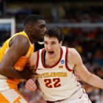 27. marca 2026; Chicago, IL, USA; Útočník z Iowa State Cyclones Milan Momcilovič (22) vedie loptu proti útočníkovi Tennessee Volunteers Jaylenovi Careymu (23) v prvom polčase počas zápasu Sweet Sixteen na Midwest Regional na mužskom turnaji NCAA 2026 v United Center. Povinný kredit: Kamil Krzaczynski-Imagn Images