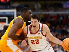 Bývalý F Iowa State Milan Momcilovič prestupuje do Kentucky 27. marca 2026; Chicago, IL, USA; Útočník z Iowa State Cyclones Milan Momcilovič (22) vedie loptu proti útočníkovi Tennessee Volunteers Jaylenovi Careymu (23) v prvom polčase počas zápasu Sweet Sixteen na Midwest Regional na mužskom turnaji NCAA 2026 v United Center. Povinný kredit: Kamil Krzaczynski-Imagn Images