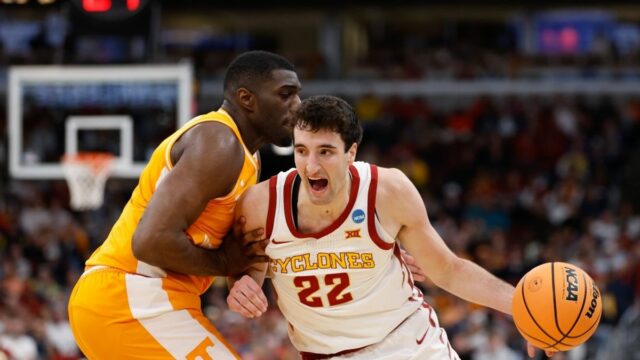 27. marca 2026; Chicago, IL, USA; Útočník z Iowa State Cyclones Milan Momcilovič (22) vedie loptu proti útočníkovi Tennessee Volunteers Jaylenovi Careymu (23) v prvom polčase počas zápasu Sweet Sixteen na Midwest Regional na mužskom turnaji NCAA 2026 v United Center. Povinný kredit: Kamil Krzaczynski-Imagn Images