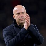Hráči Liverpoolu poslali svoju podporu Arnemu Slotovi po jeho šokovanom vylúčení.