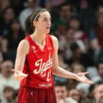 Caitlin Clark, Stephanie White riešia „napätý“ moment na lavičke