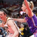 Caitlin Clark dribluje basketbal, ktorý bráni Lexi Held v Gainbridge Fieldhouse