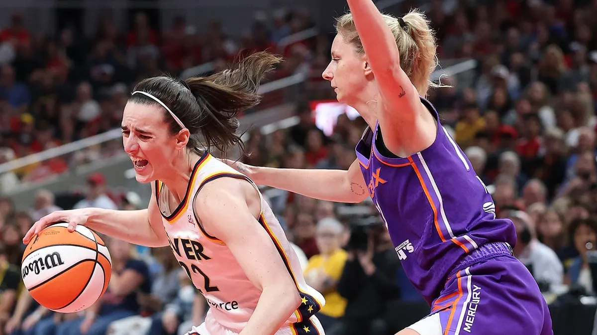Caitlin Clark dribluje basketbal, ktorý bráni Lexi Held v Gainbridge Fieldhouse