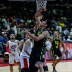 Calvin Oftana z TNT Tropang 5G počas zápasu proti Barangay Ginebra Gin Kings vo finále PBA Commissioner's Cup.