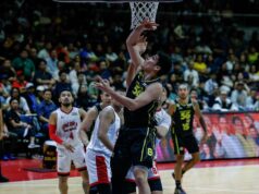 Calvin Oftana podporuje horúci štart, pretože TNT úrovne PBA Finals série Calvin Oftana z TNT Tropang 5G počas zápasu proti Barangay Ginebra Gin Kings vo finále PBA Commissioner's Cup.