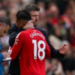 MANCHESTER, ANGLICKO - 17. MÁJ: Casemira z Manchestru United objíma Michael Carrick pri odchode z ihriska po vystriedaní počas zápasu Premier League medzi Manchestrom United a Nottingham Forest na Old Trafford 17. mája 2026 v Manchestri v Spojenom kráľovstve. (Foto Lee Parker – CameraSport cez Getty Images)