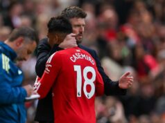 Casemiro má pred rozlúčkou s Man Utd jednu poslednú misiu pre Michaela Carricka MANCHESTER, ANGLICKO - 17. MÁJ: Casemira z Manchestru United objíma Michael Carrick pri odchode z ihriska po vystriedaní počas zápasu Premier League medzi Manchestrom United a Nottingham Forest na Old Trafford 17. mája 2026 v Manchestri v Spojenom kráľovstve. (Foto Lee Parker – CameraSport cez Getty Images)