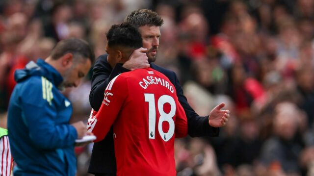 Casemiro má pred rozlúčkou s Man Utd jednu poslednú misiu MANCHESTER, ANGLICKO - 17. MÁJ: Casemira z Manchestru United objíma Michael Carrick pri odchode z ihriska po vystriedaní počas zápasu Premier League medzi Manchestrom United a Nottingham Forest na Old Trafford 17. mája 2026 v Manchestri v Spojenom kráľovstve. (Foto Lee Parker – CameraSport cez Getty Images)