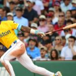 13. júna 2026; Boston, Massachusetts, USA; Stredový hráč Bostonu Red Sox Ceddanne Rafaela (3) zasiahol singel RBI počas siedmej zmeny proti Texas Rangers vo Fenway Park. Povinný kredit: Bob DeChiara-Imagn Images