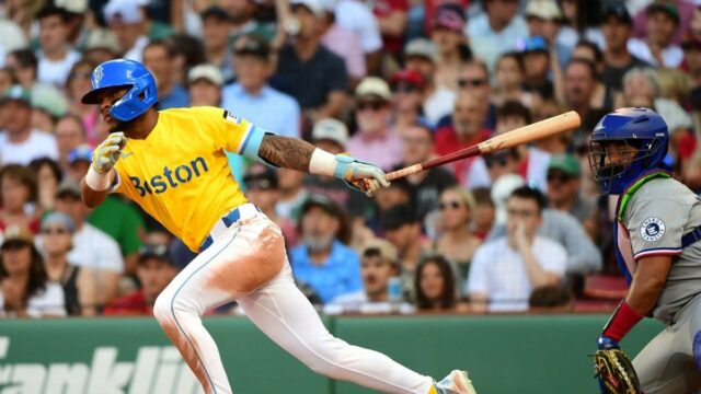13. júna 2026; Boston, Massachusetts, USA; Stredový hráč Bostonu Red Sox Ceddanne Rafaela (3) zasiahol singel RBI počas siedmej zmeny proti Texas Rangers vo Fenway Park. Povinný kredit: Bob DeChiara-Imagn Images