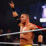 Frankie Kazarian vstupuje do WWE Performance Center v Orlande na Floride