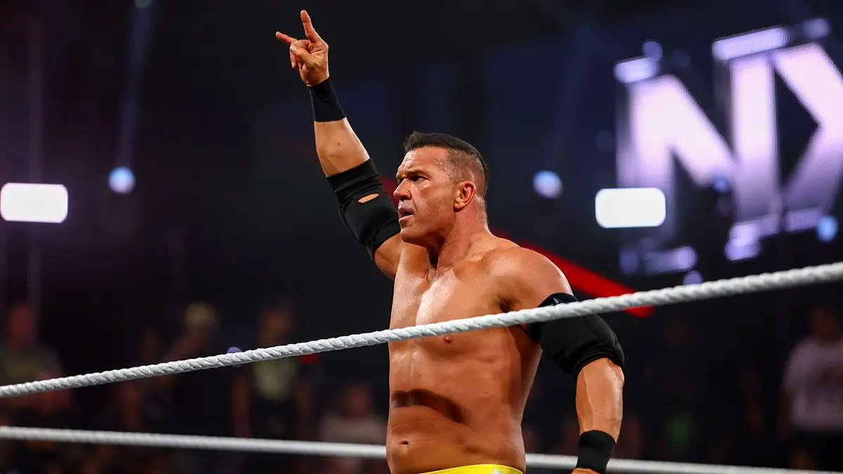Frankie Kazarian vstupuje do WWE Performance Center v Orlande na Floride