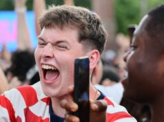 Ceny vstupeniek na USMNT klesnú na skupinový zápas, stúpajú na vyraďovacie kolo 19. júna 2026; New York, USA; Americkí fanúšikovia oslavujú na večierku v parku Brooklyn Bridge po tom, čo Alex Freeman strelil svoj druhý gól. Povinný kredit: Caean Couto-Imagn Images
