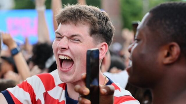 Ceny vstupeniek na USMNT klesnú na skupinový zápas, stúpajú na 19. júna 2026; New York, USA; Americkí fanúšikovia oslavujú na večierku v parku Brooklyn Bridge po tom, čo Alex Freeman strelil svoj druhý gól. Povinný kredit: Caean Couto-Imagn Images