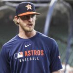 27. augusta 2025; Houston, Texas, USA; Nadhadzovač pomoci Houston Astros Josh Hader sa rozpráva s fanúšikmi pred zápasom proti Colorado Rockies v Daikin Parku. Povinný kredit: Troy Taormina-Imagn Images