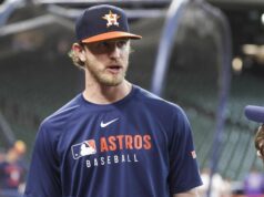 Čerstvé bullpens vystupoval v zápase medzi Astros, Pirates 27. augusta 2025; Houston, Texas, USA; Nadhadzovač pomoci Houston Astros Josh Hader sa rozpráva s fanúšikmi pred zápasom proti Colorado Rockies v Daikin Parku. Povinný kredit: Troy Taormina-Imagn Images