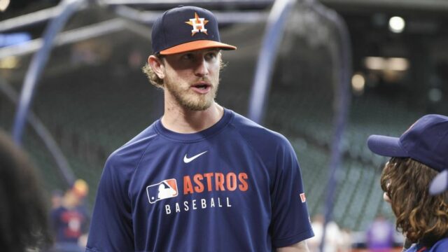 27. augusta 2025; Houston, Texas, USA; Nadhadzovač pomoci Houston Astros Josh Hader sa rozpráva s fanúšikmi pred zápasom proti Colorado Rockies v Daikin Parku. Povinný kredit: Troy Taormina-Imagn Images