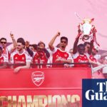Červená výstraha: obrovský dav sleduje prehliadku trofejí Arsenalu v severnom Londýne – na obrázkoch