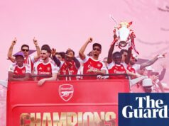 Červená výstraha: obrovský dav sleduje prehliadku trofejí Arsenalu v severnom Londýne – na obrázkoch Červená výstraha: obrovský dav sleduje prehliadku trofejí Arsenalu v severnom Londýne – na obrázkoch