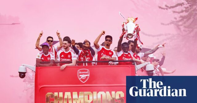 Červená výstraha: obrovský dav sleduje prehliadku trofejí Arsenalu v severnom Londýne – na obrázkoch
