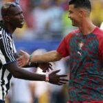 Chad Johnson má na sebe prekvapivý retro dres Premier League, aby sa stretol s Cristianom Ronaldom na majstrovstvách sveta