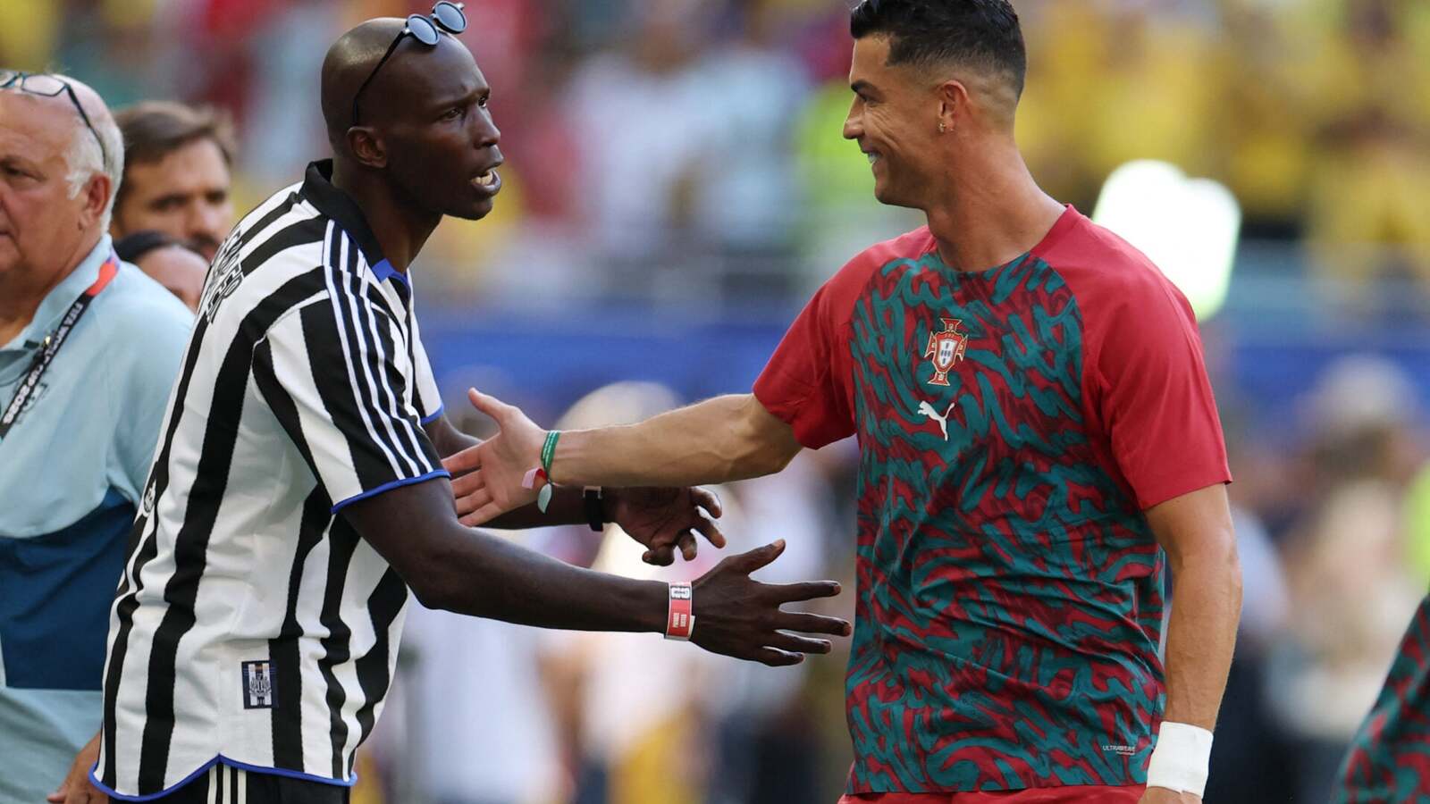 Chad Johnson má na sebe prekvapivý retro dres Premier League, aby sa stretol s Cristianom Ronaldom na majstrovstvách sveta