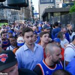 Fanúšikovia New York Knicks sa pred finále NBA zoradili okolo Madison Square Garden