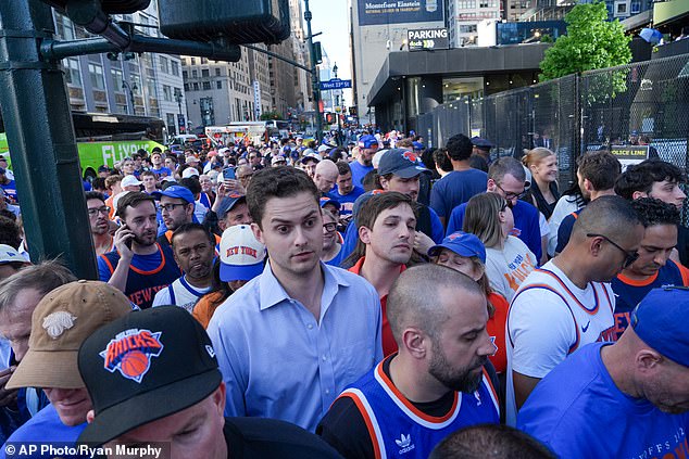 Chaos pred Madison Square Garden, keď sa tisíce fanúšikov NBA Fanúšikovia New York Knicks sa pred finále NBA zoradili okolo Madison Square Garden