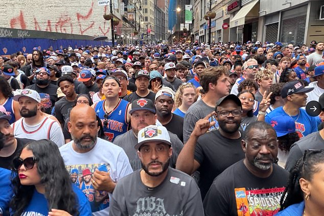 Chaos v New Yorku, keď fanúšikovia Knicks prelomia bariéry a Milióny fanúšikov Knicks sa chystajú osláviť svojho šampióna NBA vo štvrtkovom sprievode