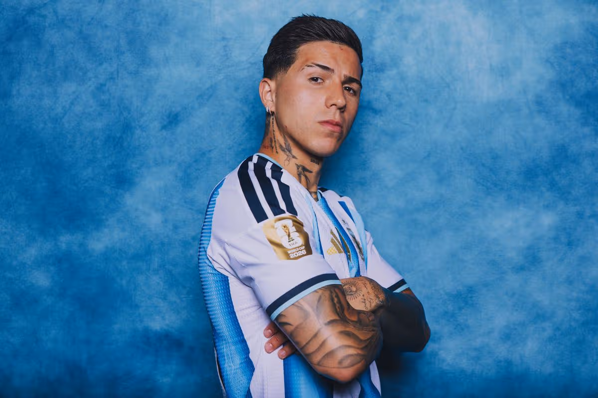 Tento obrázok bol digitálne upravený.) Enzo Fernandez #24 z Argentíny pózuje na portréte počas oficiálnej portrétovej relácie FIFA World Cup 2026 11. júna 2026 v Kansas City, Kansas