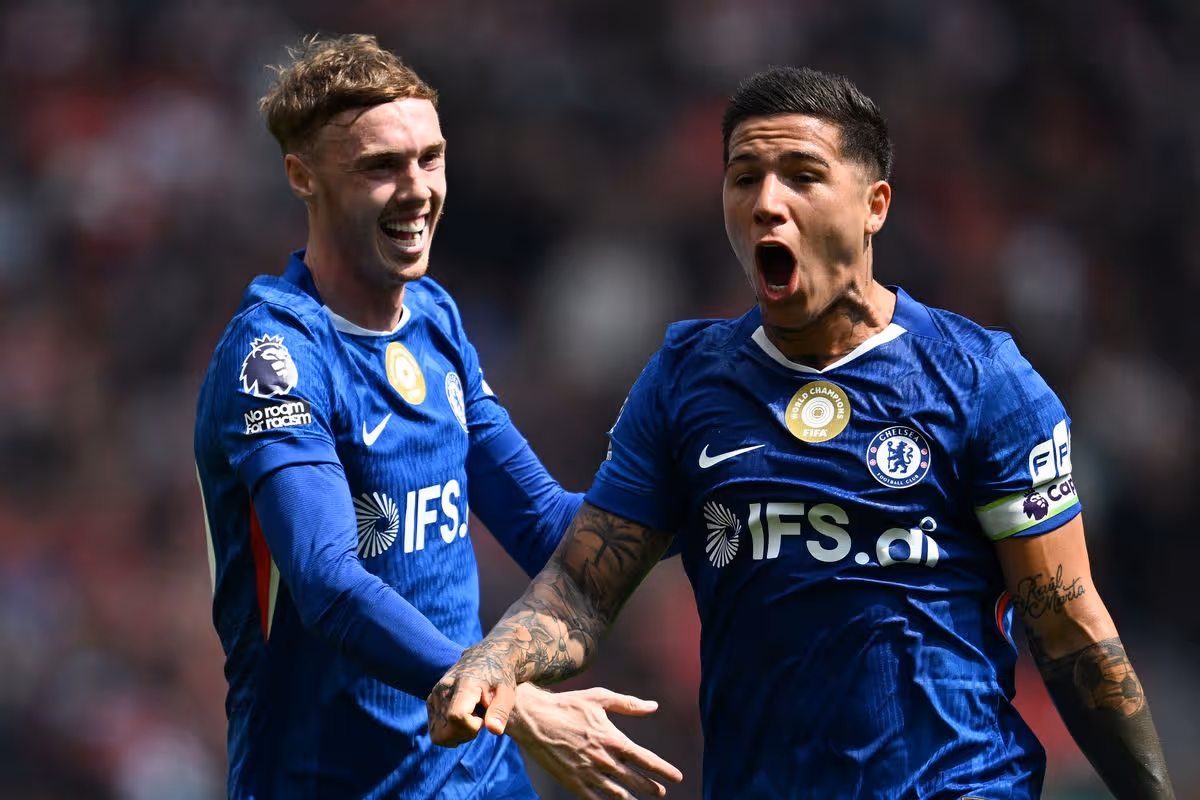 Enzo Fernandez z Chelsea oslavuje prvý gól svojho tímu počas zápasu Premier League medzi Liverpoolom a Chelsea