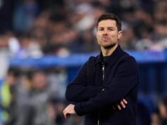 Chelsea vyzvala, aby podpísala zmluvu s hviezdou najvyššej triedy, aby vyriešila jeden z hlavných problémov Xabiho Alonsa Xabi Alonso