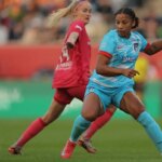 22. augusta 2025; Bridgeview, Illinois, USA; Stredopoliar Chicago Stars FC Leilanni Nesbeth (13) kontroluje loptu počas prvého polčasu zápasu proti Severnej Karolíne Courage na štadióne SeatGeek. Povinný kredit: Melissa Tamez-Imagn Images