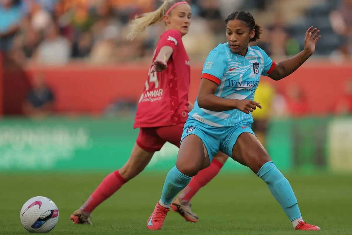 22. augusta 2025; Bridgeview, Illinois, USA; Stredopoliar Chicago Stars FC Leilanni Nesbeth (13) kontroluje loptu počas prvého polčasu zápasu proti Severnej Karolíne Courage na štadióne SeatGeek. Povinný kredit: Melissa Tamez-Imagn Images