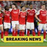 Hráči Arsenalu sledujú penaltový rozstrel proti PSG