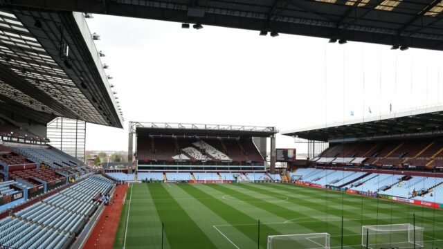 Chorá sobota klubu Premier League, keď chuligáni rozpútali na štadióne Polícia sa postavila pred Holte End po problémoch, ktoré vypukli počas zápasu Aston Villy proti Rangers vo Villa Parku