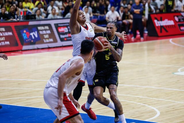 Chris McCullough z TNT Tropang 5G počas zápasu proti Barangay Ginebra Gin Kings vo finále PBA Commissioner's Cup. 