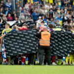 Hráči Dánska a Ukrajiny sa tlačia, aby sprevádzali dánskeho stredopoliara #10 Christiana Eriksena k čakajúcej sanitke počas futbalového medzinárodného priateľského zápasu medzi Dánskom a Ukrajinou na štadióne Odense v Dánsku 7. júna 2026. Christian Eriksen skolaboval počas prípravného stretnutia Dánska proti Ukrajine 7. júna 2026, päť rokov po tom, čo utrpel zástavu srdca počas majstrovstiev Európy počas majstrovstiev Európy.