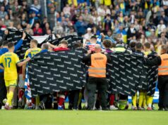Christian Eriksen po druhýkrát skolaboval na ihrisku Hráči Dánska a Ukrajiny sa tlačia, aby sprevádzali dánskeho stredopoliara #10 Christiana Eriksena k čakajúcej sanitke počas futbalového medzinárodného priateľského zápasu medzi Dánskom a Ukrajinou na štadióne Odense v Dánsku 7. júna 2026. Christian Eriksen skolaboval počas prípravného stretnutia Dánska proti Ukrajine 7. júna 2026, päť rokov po tom, čo utrpel zástavu srdca počas majstrovstiev Európy počas majstrovstiev Európy.