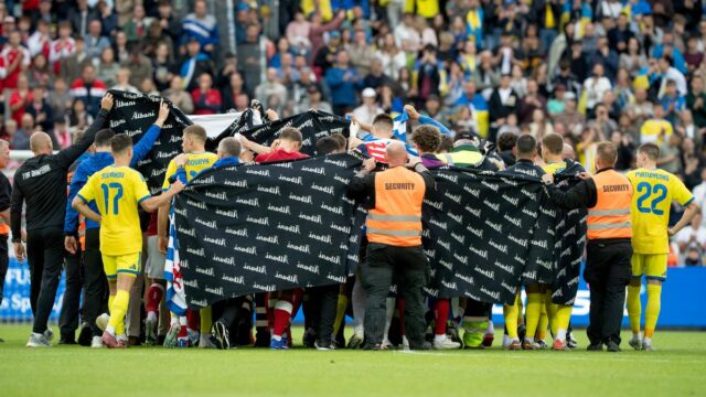 Christian Eriksen po druhýkrát skolaboval na ihrisku Hráči Dánska a Ukrajiny sa tlačia, aby sprevádzali dánskeho stredopoliara #10 Christiana Eriksena k čakajúcej sanitke počas futbalového medzinárodného priateľského zápasu medzi Dánskom a Ukrajinou na štadióne Odense v Dánsku 7. júna 2026. Christian Eriksen skolaboval počas prípravného stretnutia Dánska proti Ukrajine 7. júna 2026, päť rokov po tom, čo utrpel zástavu srdca počas majstrovstiev Európy počas majstrovstiev Európy.