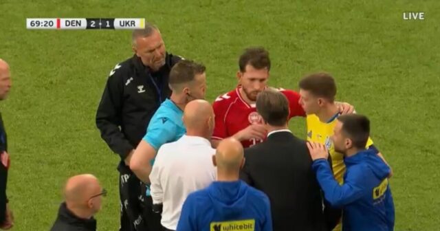 Christian Eriksen skolaboval na ihrisku, keď sa zastavil zápas medzi Dánskom a Ukrajinou | Futbal | Šport
