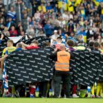 Hráči Dánska a Ukrajiny sprevádzajú Christiana Eriksena do čakacej ambulancie
