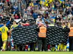 Christian Eriksen zdieľa hororové poradie po druhom desivom kolapse na ihrisku Hráči Dánska a Ukrajiny sprevádzajú Christiana Eriksena do čakacej ambulancie