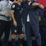 Americký tréner Mauricio Pochettino (vpravo) sa pred vstupom do zápasu v druhom polčase rozpráva s útočníkom Christianom Pulisicom.