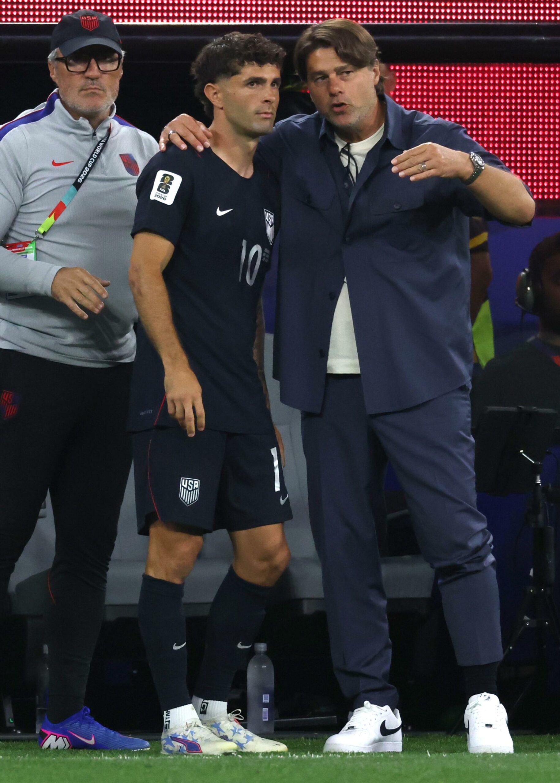 Americký tréner Mauricio Pochettino (vpravo) sa pred vstupom do zápasu v druhom polčase rozpráva s útočníkom Christianom Pulisicom.