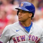 Juan Soto z New York Mets kráčajúci späť do zemolezu v Great American Ball Park.